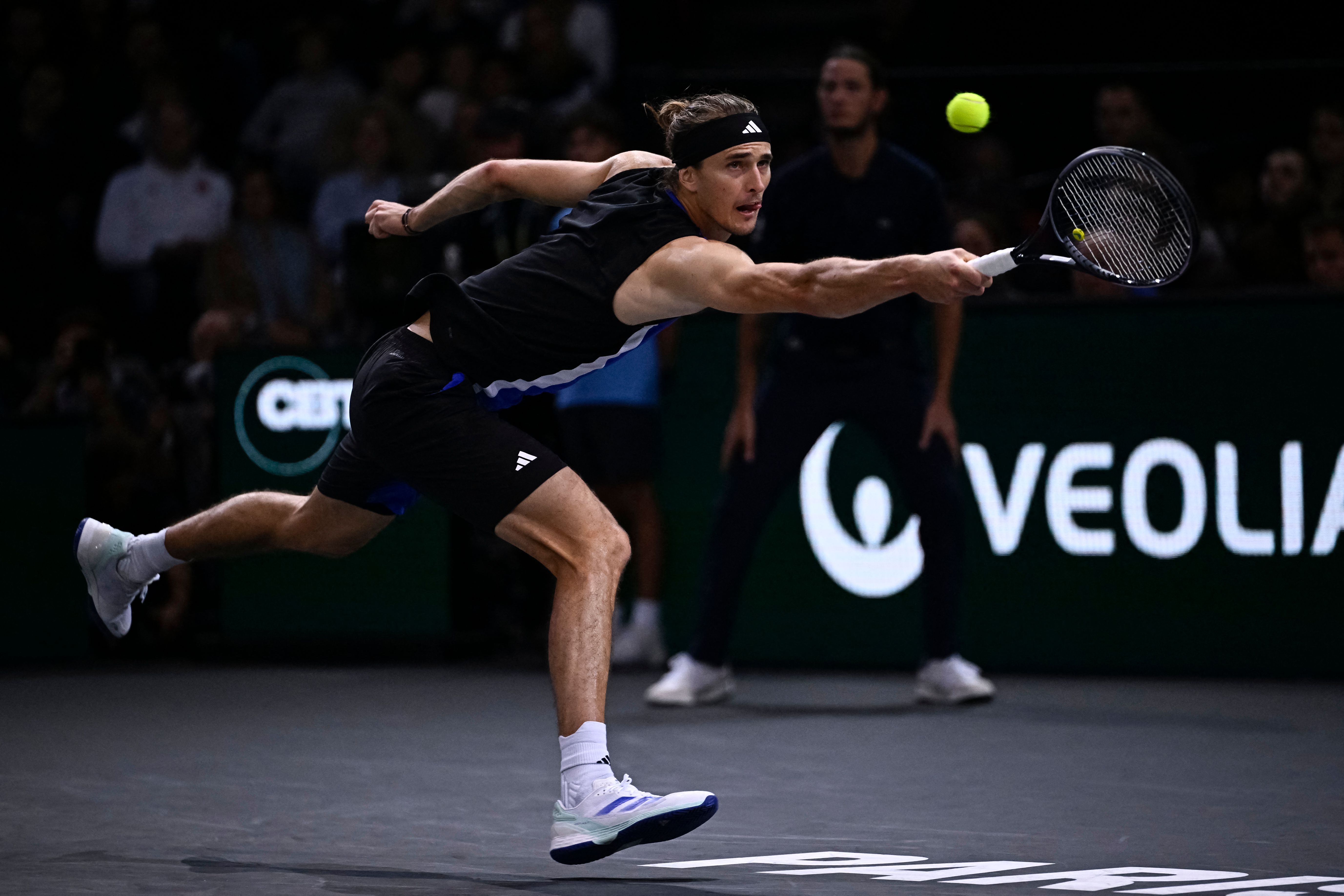 包含法国网球队翻盘英国网球队，兹维列夫打破历史纪录的词条