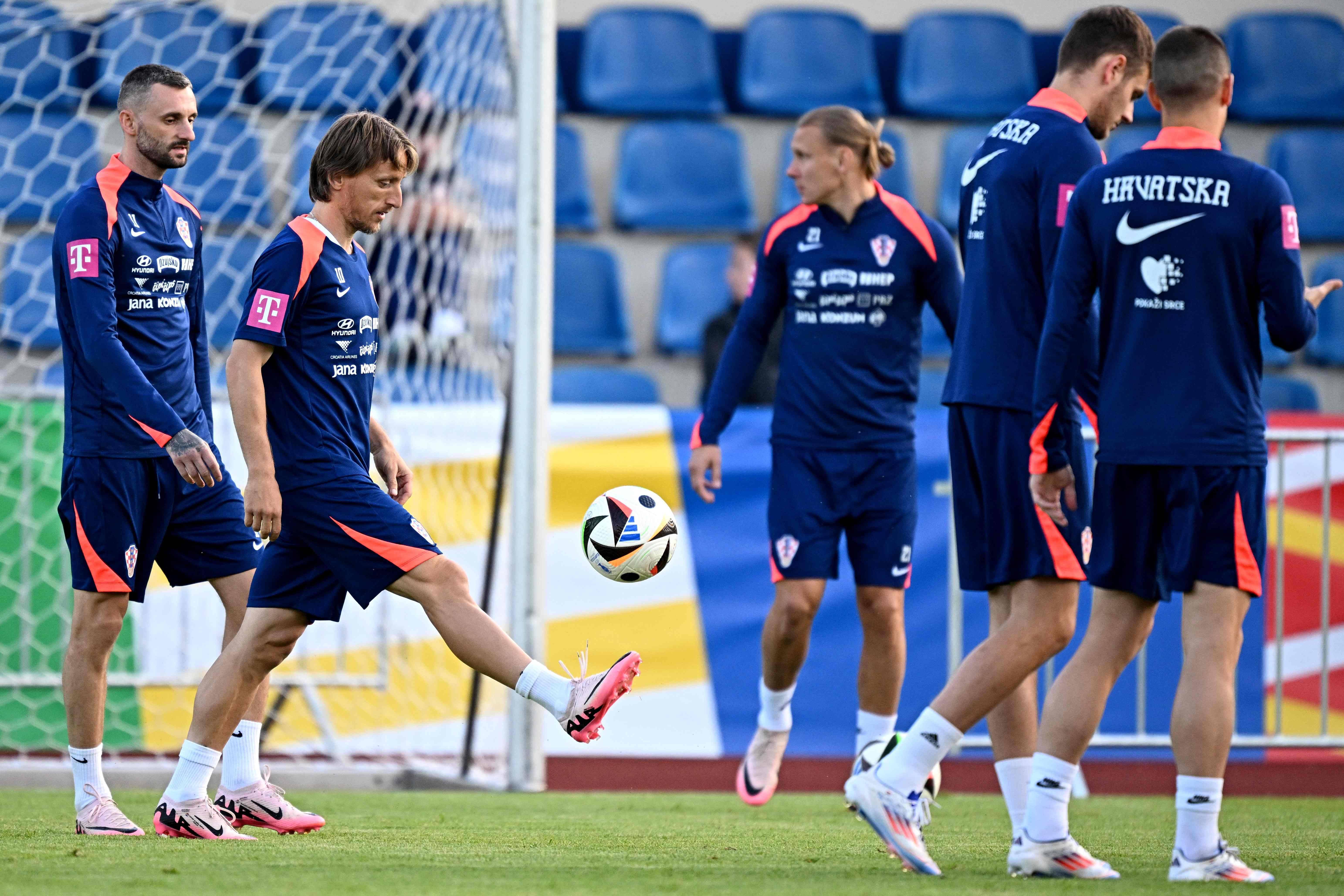 关于法国碾压克罗地亚，佩德里完成帽子戏法的信息