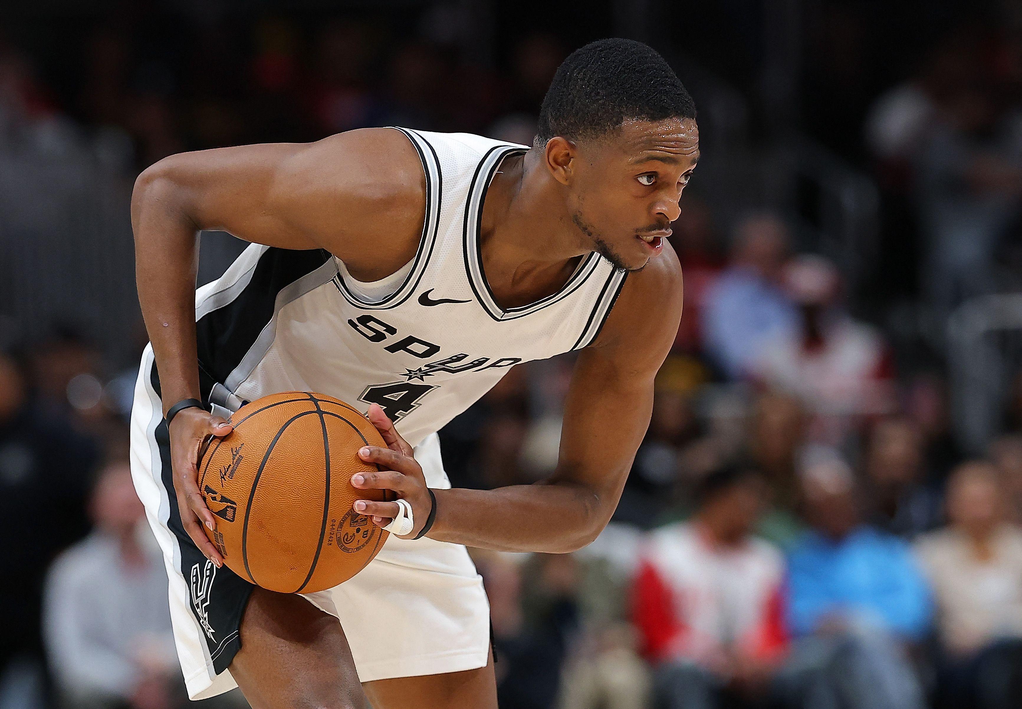 包含步行者强势马刺，福克斯送出助攻的词条