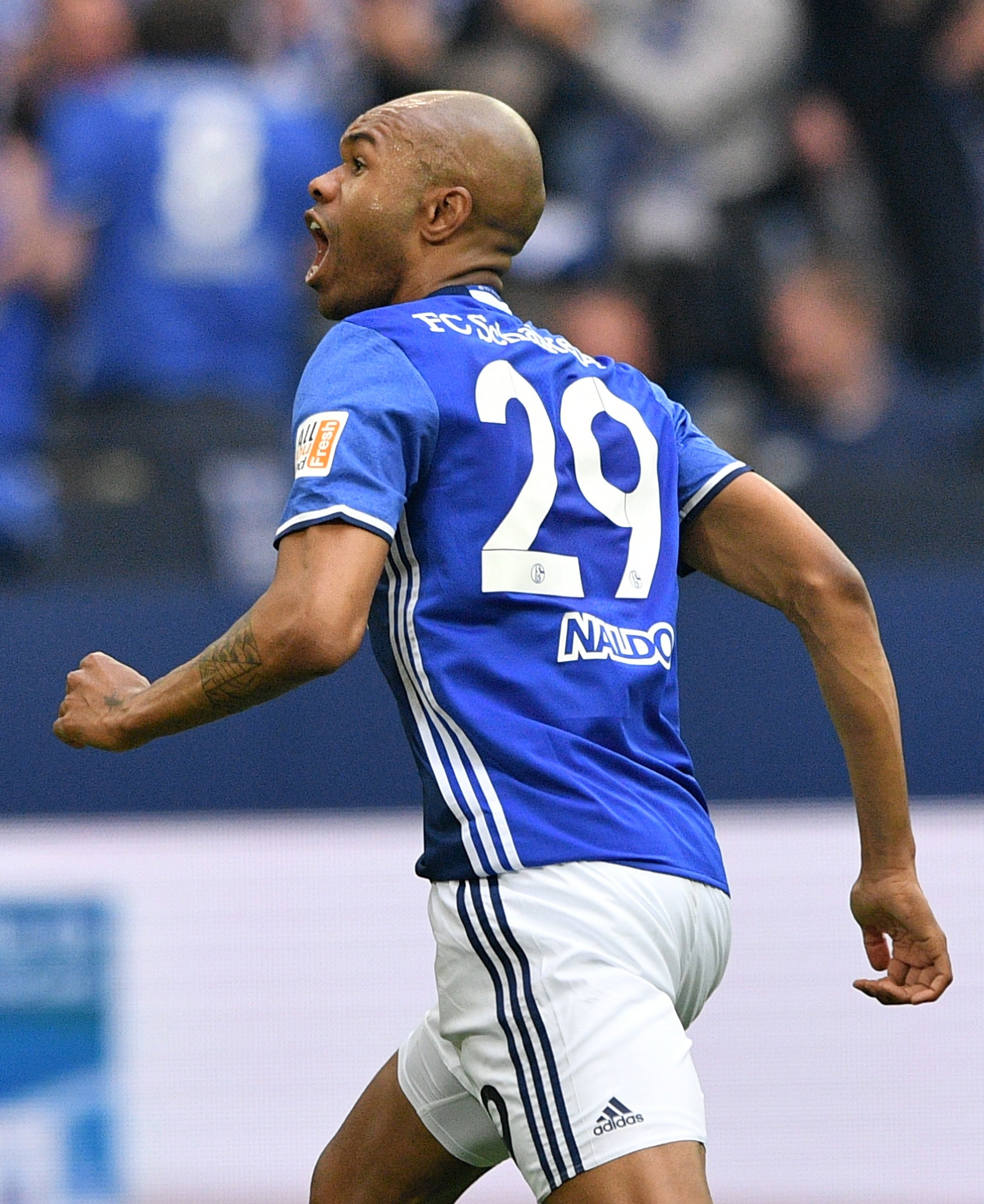 沙尔克04险胜对手，取得关键三分的简单介绍