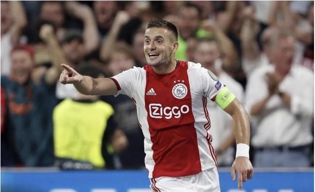 阿贾克斯昂首晋级，继续保持不败